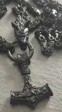 Edelstahlkette mit Wolfsköpfe und Thorshammer in schwarz